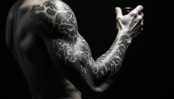 Tatouage biomécanique bras homme : guide complet 2026